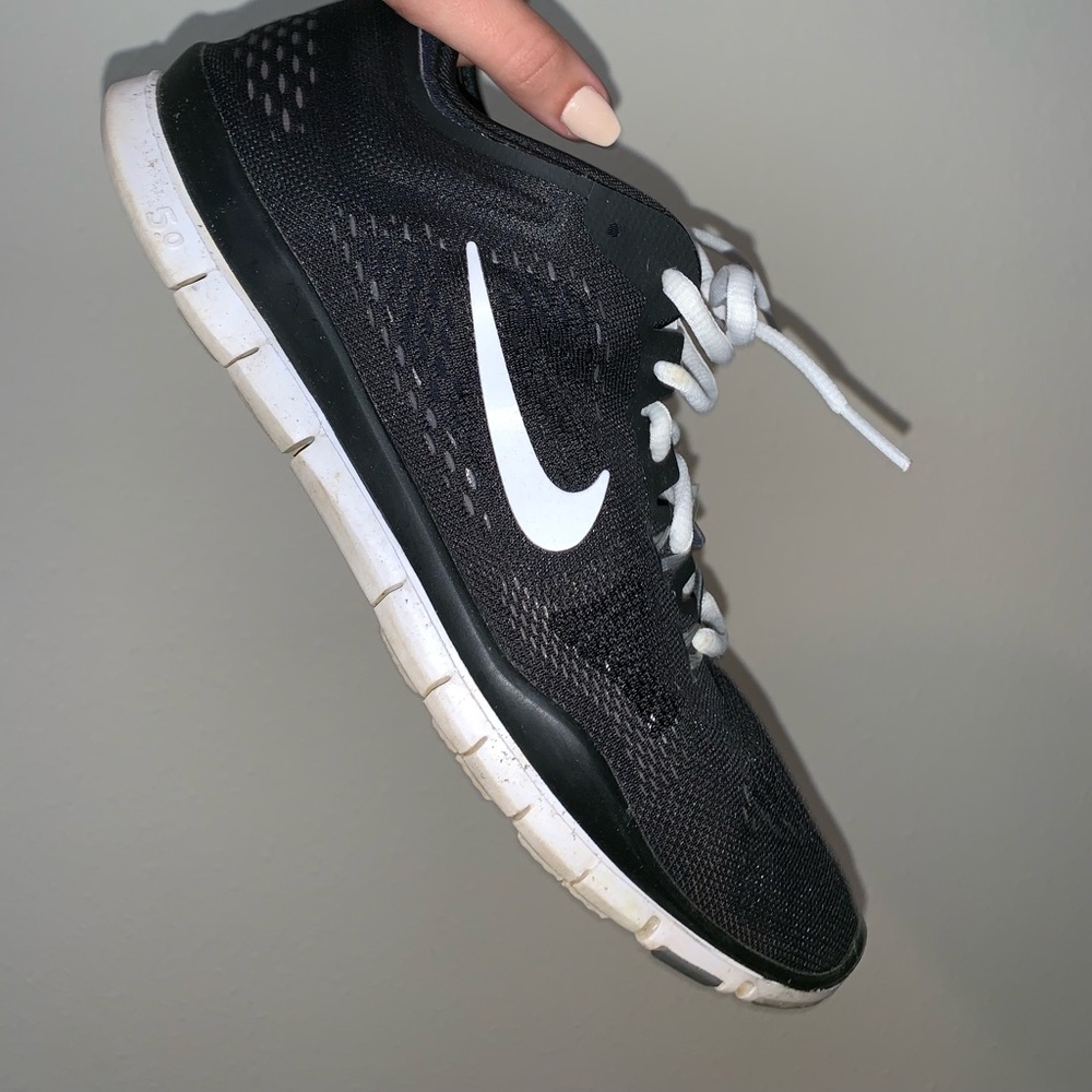 black and white Nike tennis shoes
